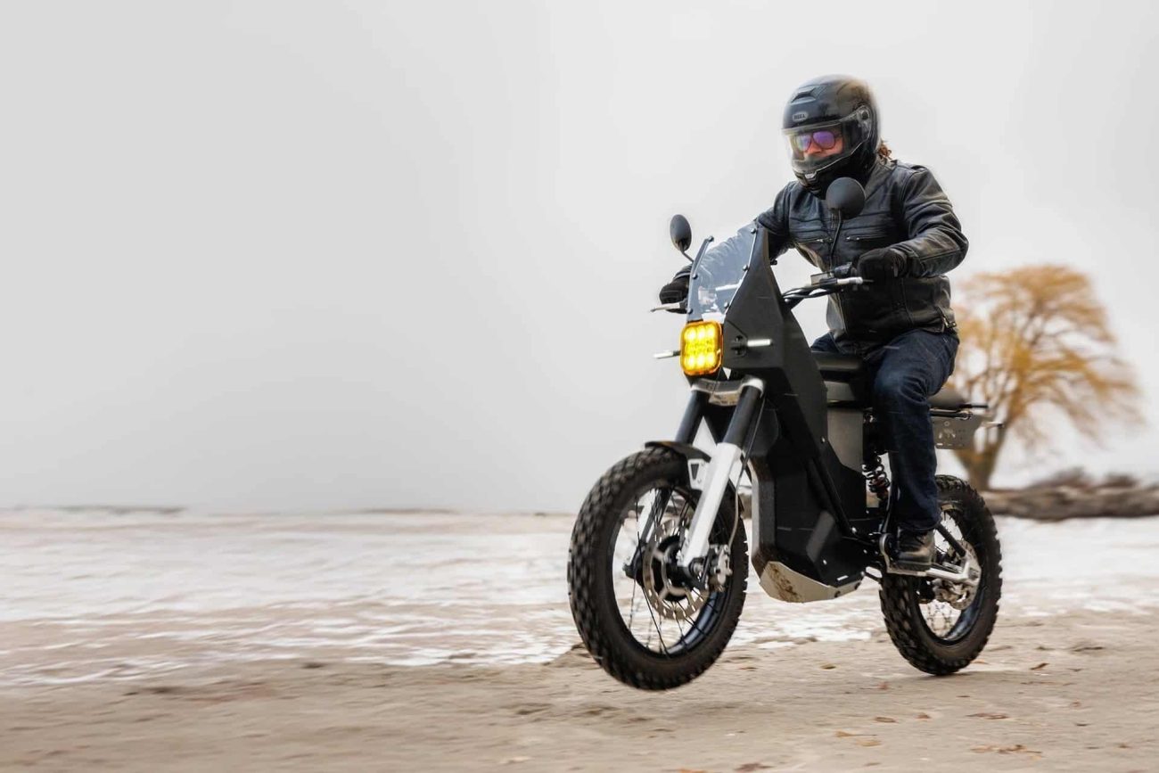 Land Moto District ADV 2026: Buscando el término medio de uso entre aventura y ciudad en modo enchufable