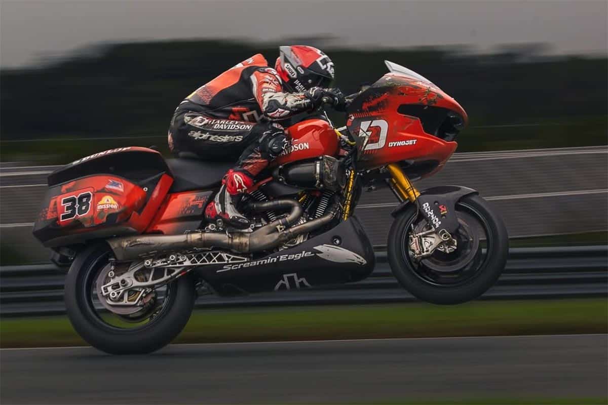Bradley Smith desvela algunas diferencias entre las MotoGP y las Bagger, más allá de lo evidente…