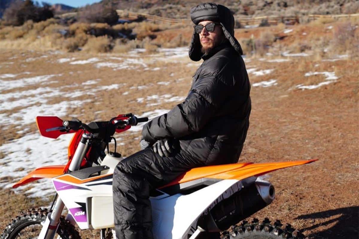 Hamilton ha descubierto el mejor reseteo mental: moto nueva y móvil apagado