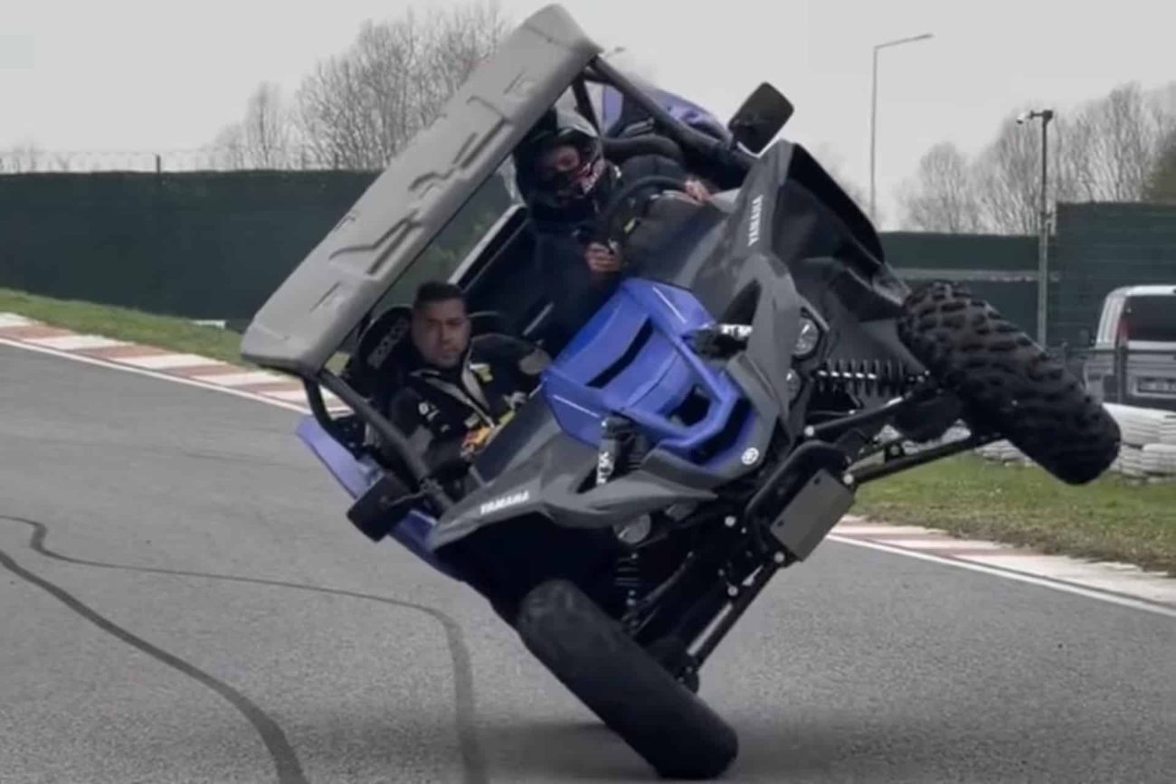 Toprak controla, incluso cuando pone un Yamaha YXZ1000R a dos ruedas