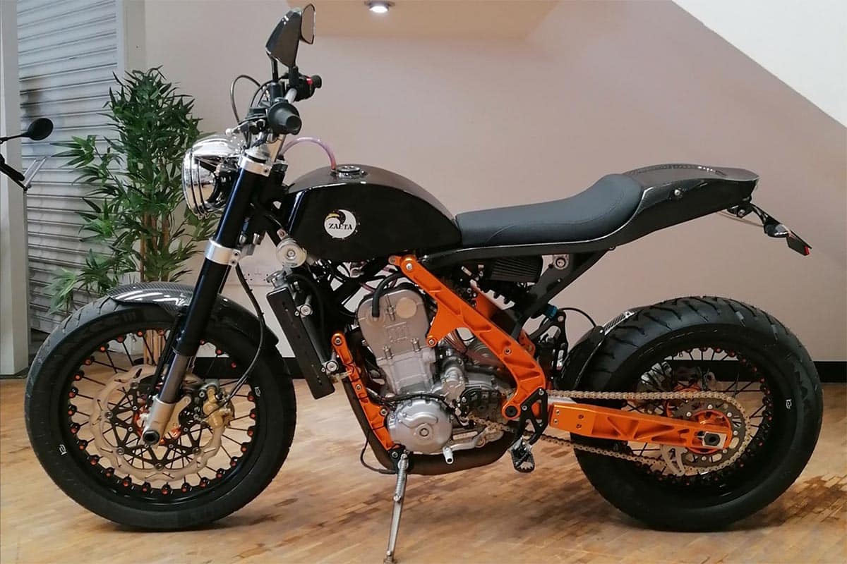 Una de las más brutales motos de dirt track, la Zaeta 530 DT desarrollada para Rossi, está a la venta