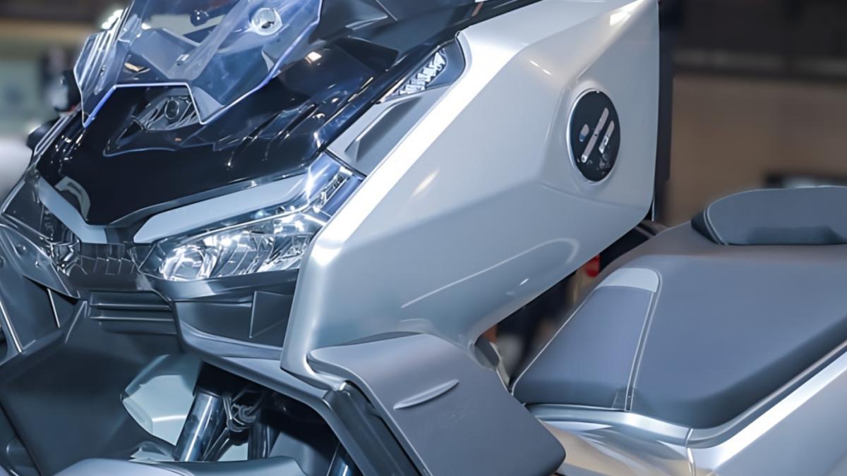 El nuevo scooter para el carnet de coche con control por anillo inteligente y prestaciones de 300, el EZI HypeMax