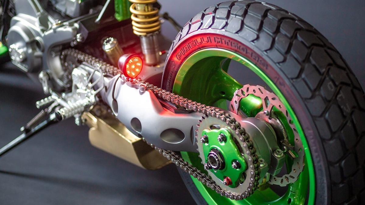 Parece una bicicleta, pero es una preparación muy radical de una moto, y con un depósito de whisky, la Malavita