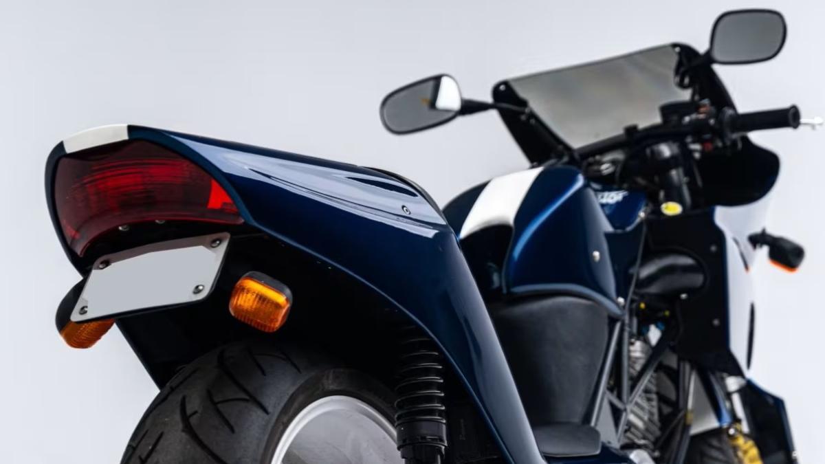 La moto que rompe esquemas, un cruce entre deportiva, custom y scooter, de las que solo hay 36, subastada a un precio de risa