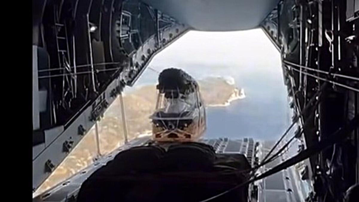 Lanzar motos de agua desde un avión, el último ejercicio realizado por el ejército español para misiones de salvamento