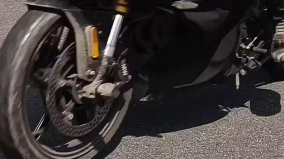Pillada la moto deportiva ligera de BMW, muy camuflada, eso sí, pero que revela detalles