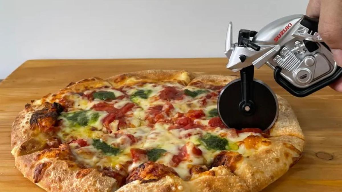 Para cortar una pizza nada mejor que una afilada Katana japonesa, aunque no sea la que imaginabas