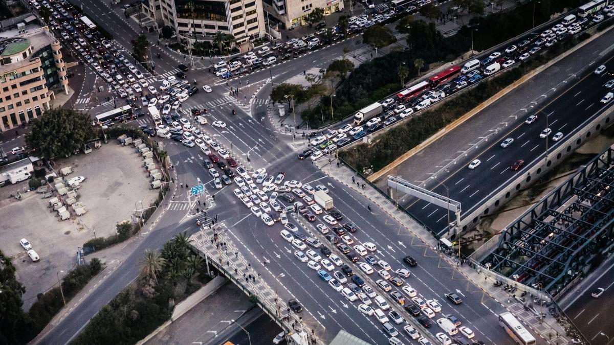 Si el tiempo es oro, el tráfico es el ladrón del siglo. ¿Sabes cuántas horas de tu vida pierdes cada año en atascos de tráfico?