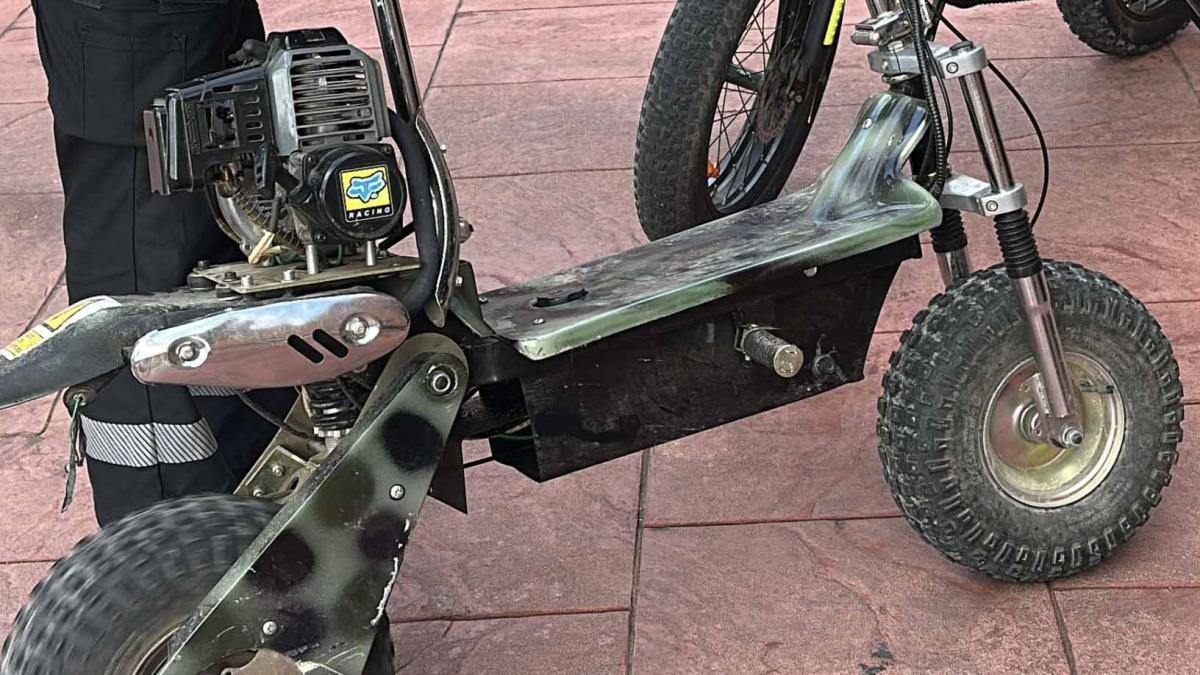 Le retiran el carnet y se fabrica un patinete con motor de gasolina de cortacéspedes; a grandes males, grandes remedios