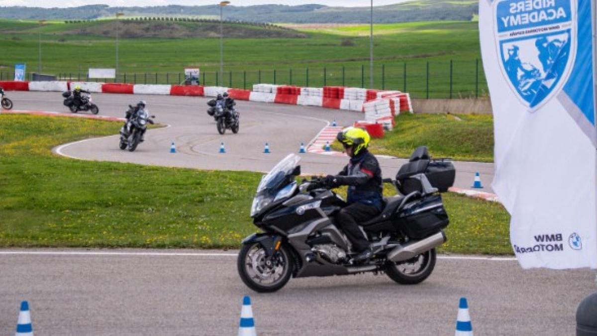 ¡Vuelven los cursos de BMW para mejorar tu conducción motera sobre asfalto y en tierra!
