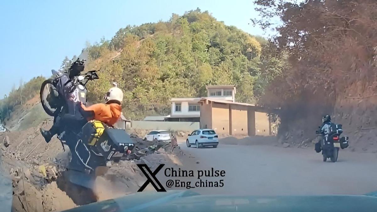 una motorista sobrevive a una dramática caída tras perder el control de su moto