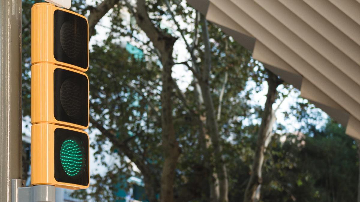 Semáforos que funcionan a pilas, la última solución de una ciudad española contra apagones eléctricos
