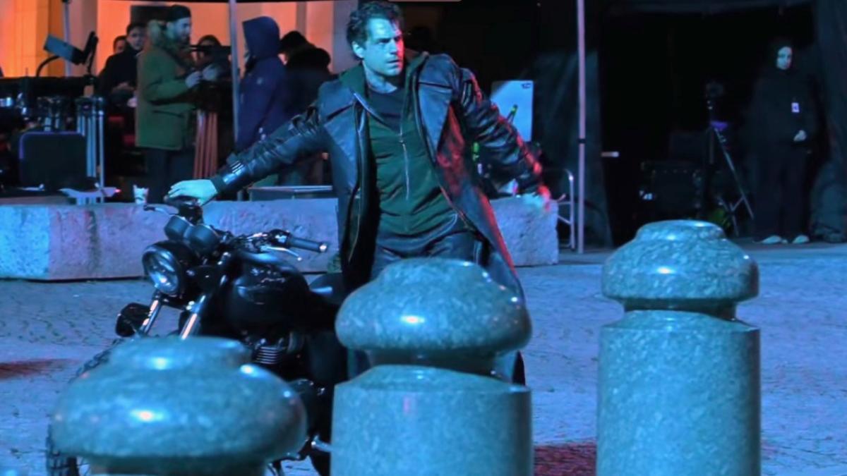 Henry Cavill monta una moto (inglesa, claro) en la nueva versión de ‘Los Inmortales’