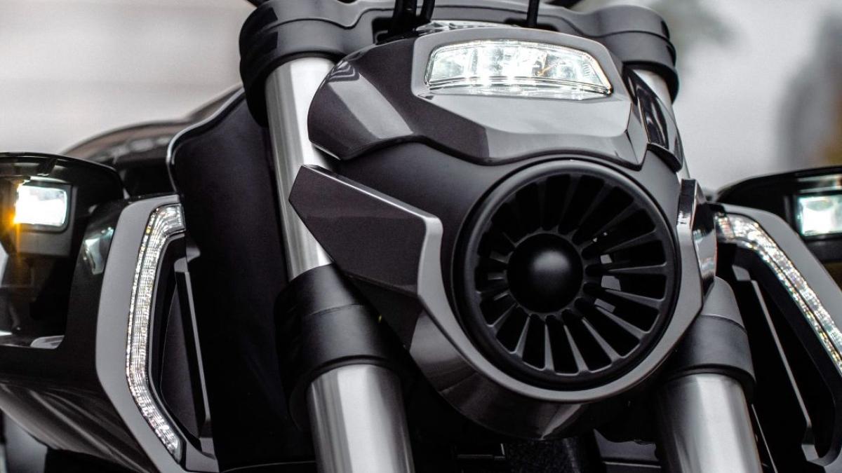 Ya a la venta la moto custom con suspensión neumática y faros escamoteables, tuning de serie