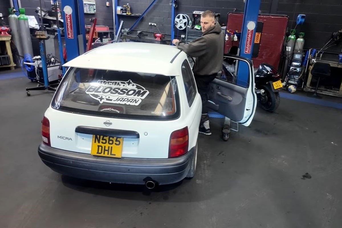 “Micrabusa”: Este es el resultado de meterle un motor de Hayabusa a un Nissan Micra noventero