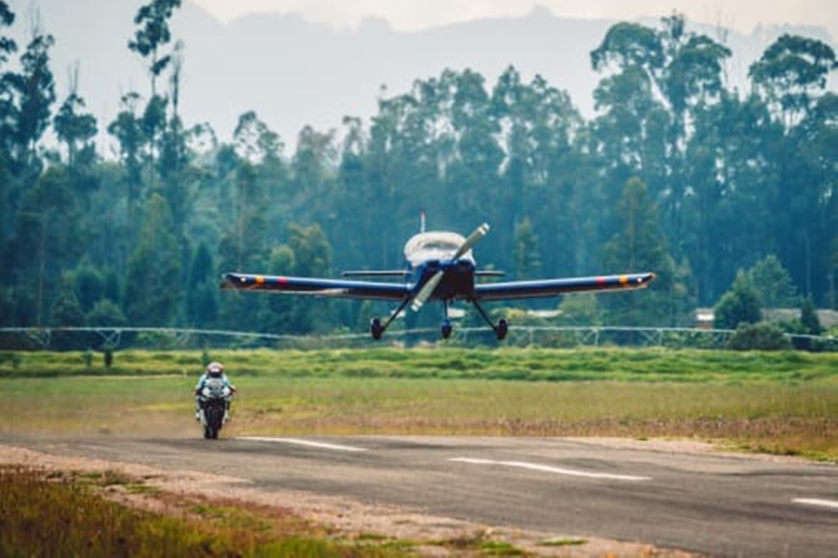 David Alonso realiza un “aterrizaje de emergencia” tras una carrera frente a un avión