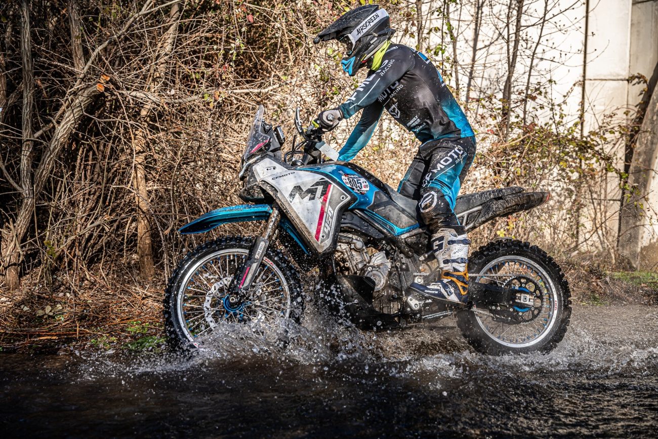 Mario Román logra su primera victoria a los mandos de la CFMoto 450MT