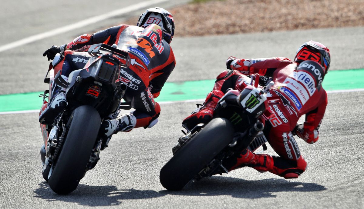 Pedro Acosta gana su primer Sprint con polémica ante Márquez