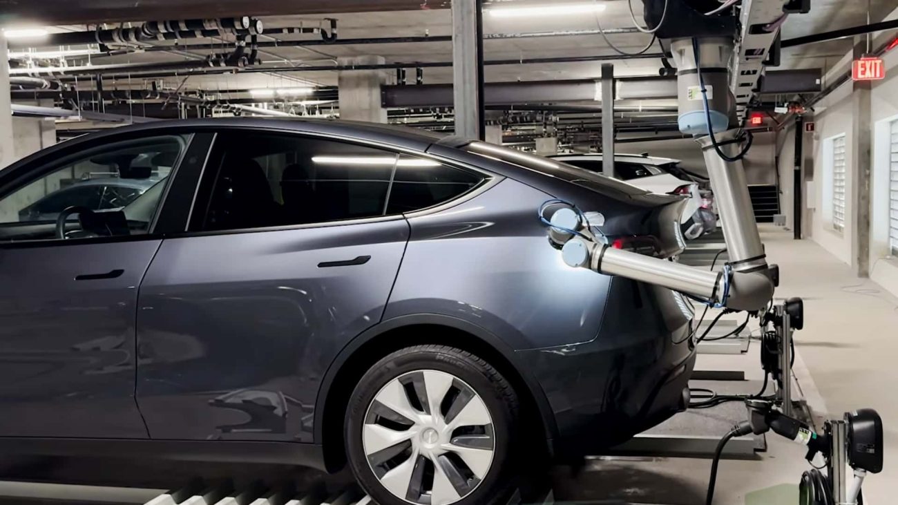 Un garaje de California aparca y carga coches eléctricos automáticamente
