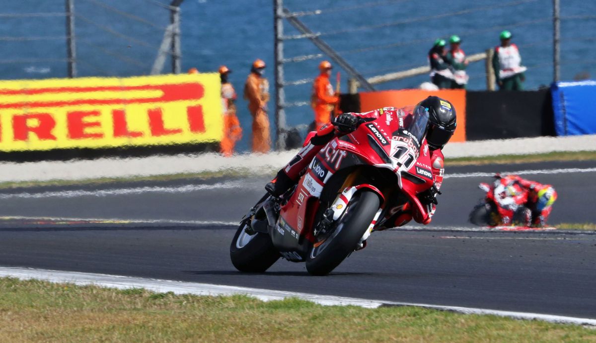 Nicolò Bulega se pasea en el festival de las nuevas Ducati Panigale en Phillip Island