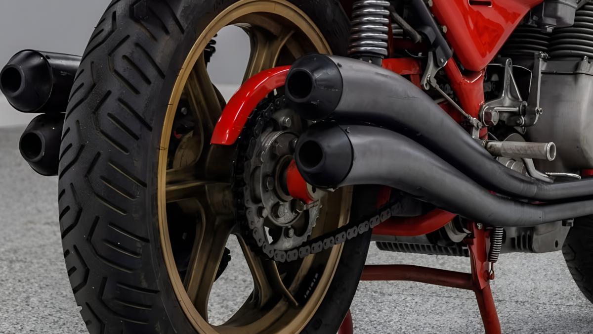 La moto naked deportiva italiana de los 70 que con sus cuatro megáfonos aún levanta pasiones, la MV Agusta 750 Magni