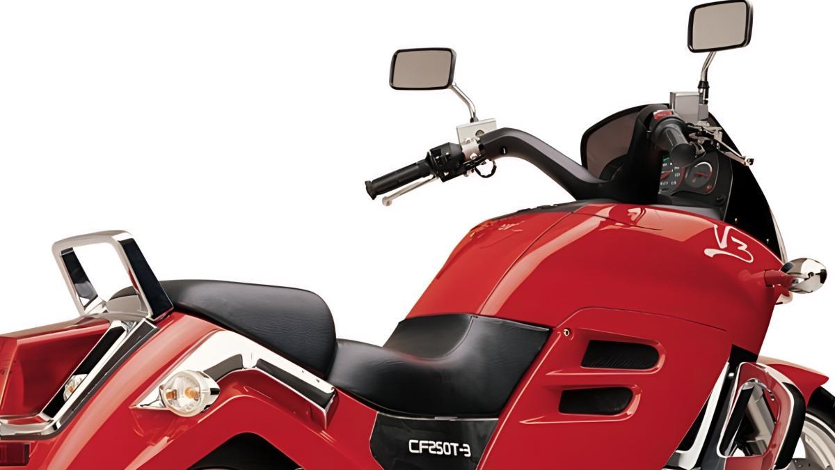 La moto A2 con motor de scooter y radiocasete con USB, lanzada en 2006, la extravagante CSR 250 Cruiser