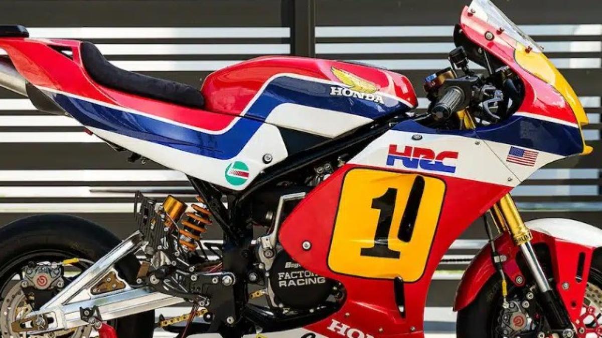 La que una vez fue una inocente Honda Grom se convierte en una brutal minimoto de carreras