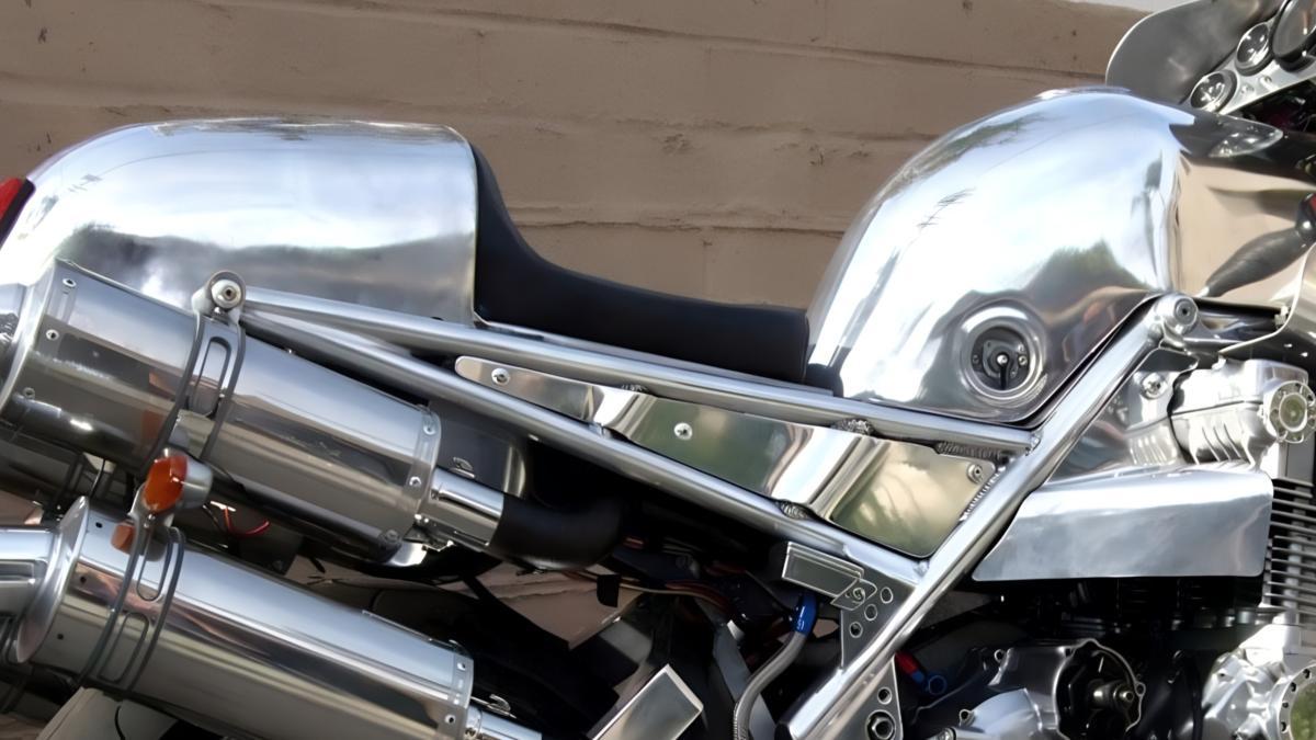 Un expiloto sudafricano decide crear en su garaje una moto Honda V12, y suena de maravilla