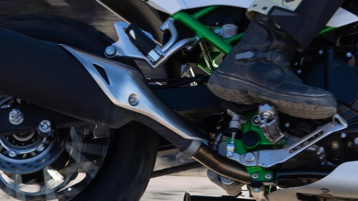 El freno trasero en la moto es mucho más que un mero comparsa y tiene muchos usos: os los contamos