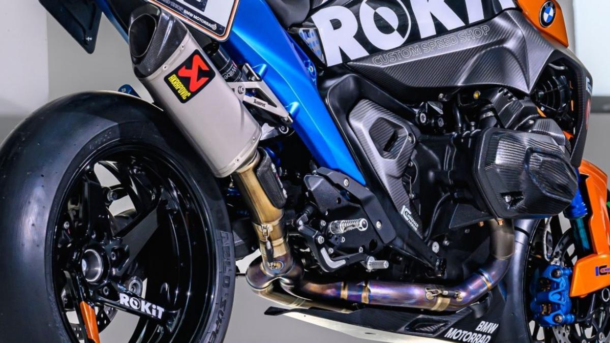 Un grupo de trabajadores de BMW prepara una moto única para celebrar los 50 años de la victoria en Daytona