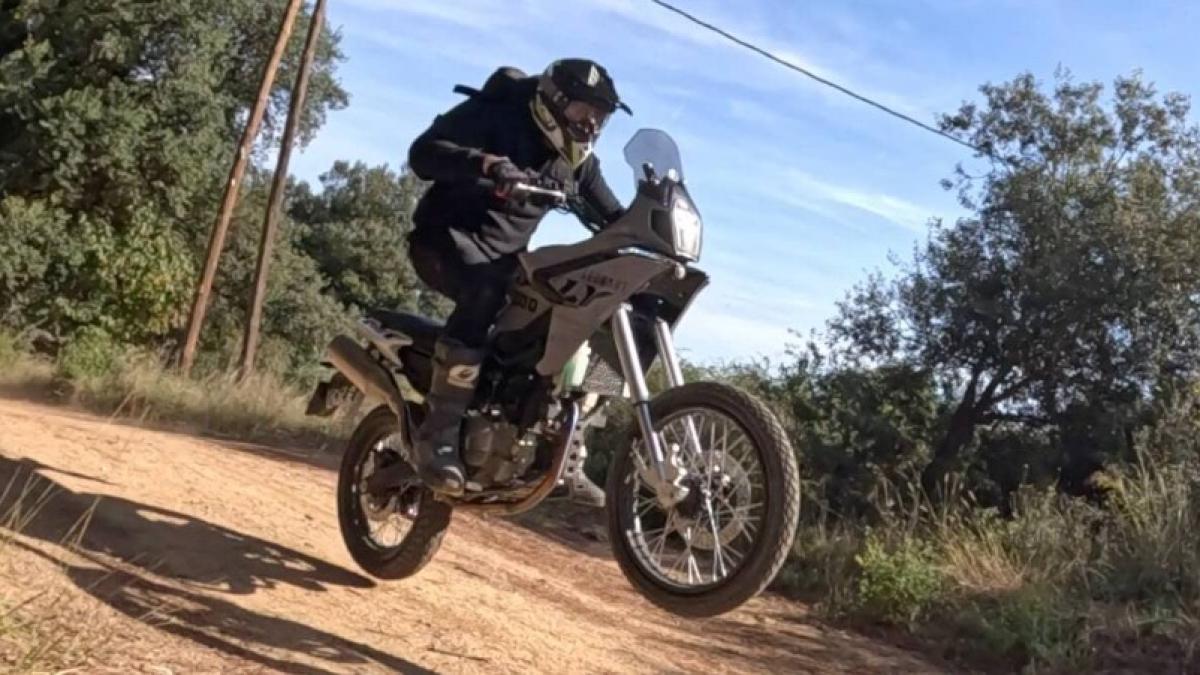 La moto aventurera para el permiso A2 que es española, monta cámara, instrumentación TFT... y cuesta menos de 3.600 euros