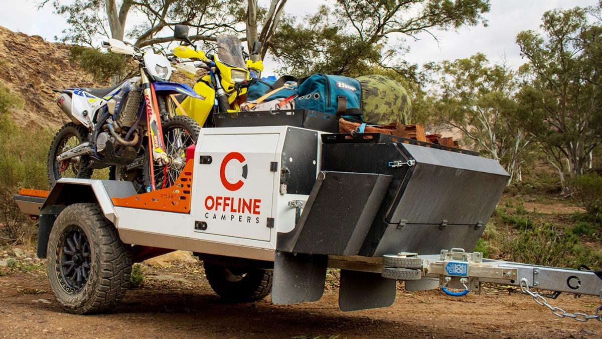 Llega el remolque todoterreno para motos con camper incluido, nevera, cocina, batería y cajón de transporte