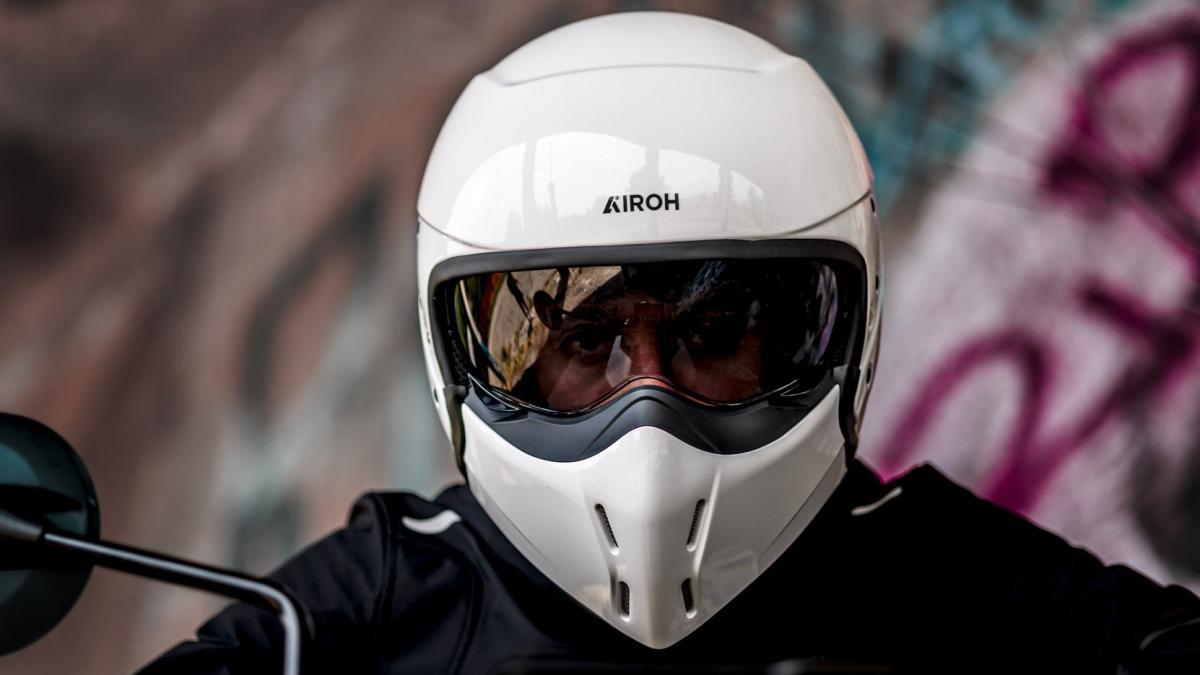 El casco de moto para ser el más malote de la carretera, de carbono y con mentonera extraíble