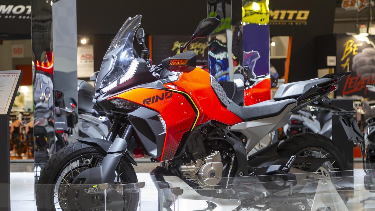 No nos olvidemos de la moto aventurera tricilíndrica que llegará de China...