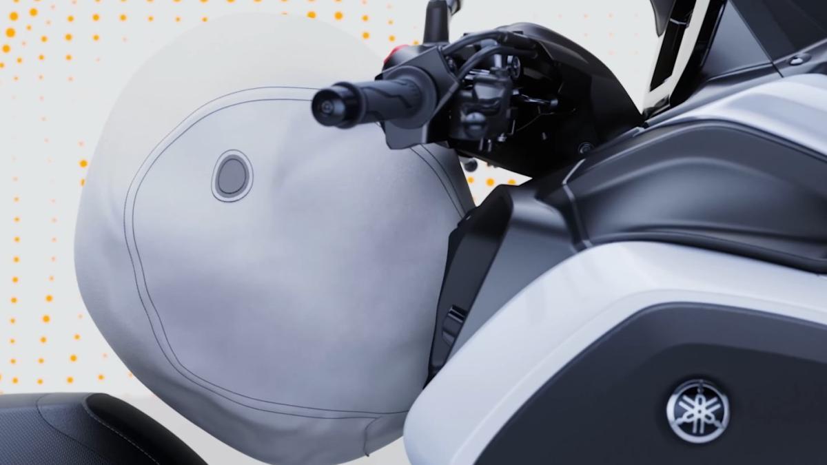 Llega el primer scooter del mundo con airbag, el renovado Yamaha Tricity 300 2026, que se puede llevar con carnet de coche