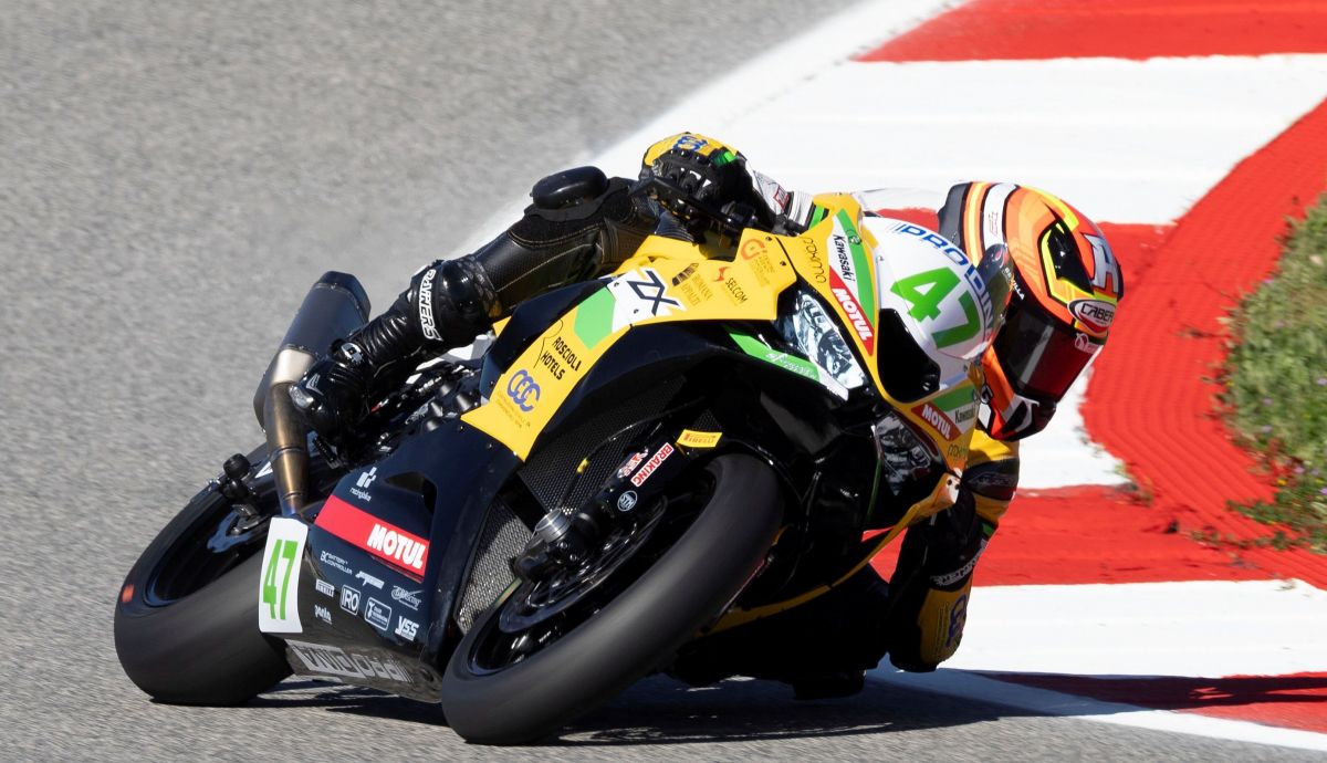 Antonio Torres bate a David Salvador en la primera carrera del Mundial de Sportbike