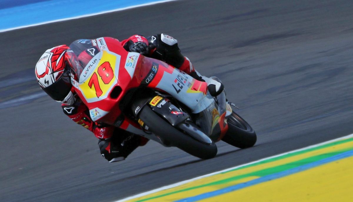Joel Esteban se hace con su primera pole en Moto3 ante Valentín Perrone en Brasil
