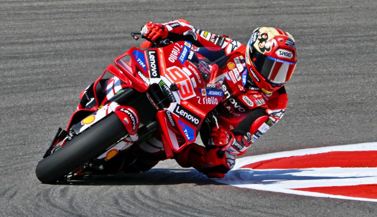 Marc Márquez se sobrepone a una dura caída y lidera en EEUU