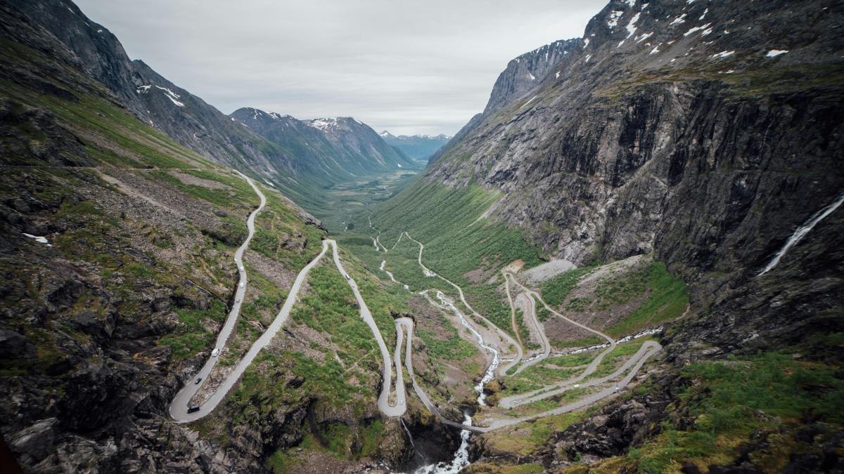 la carretera más brutal de Europa reabre en 2026 con 11 curvas imposibles entre cascadas y fiordos