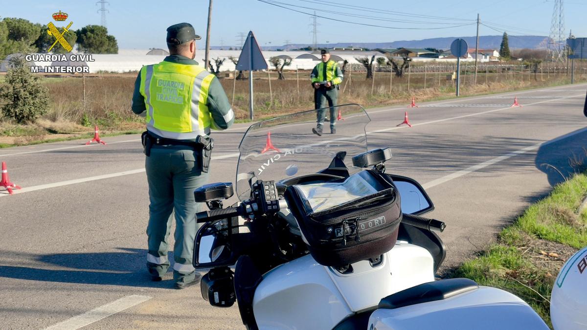 Multas de 200 euros a motoristas por utilizar el arcén tras salir de un semáforo en verde a la velocidad adecuada: la Guardia Civil recuerda cuándo está permitido