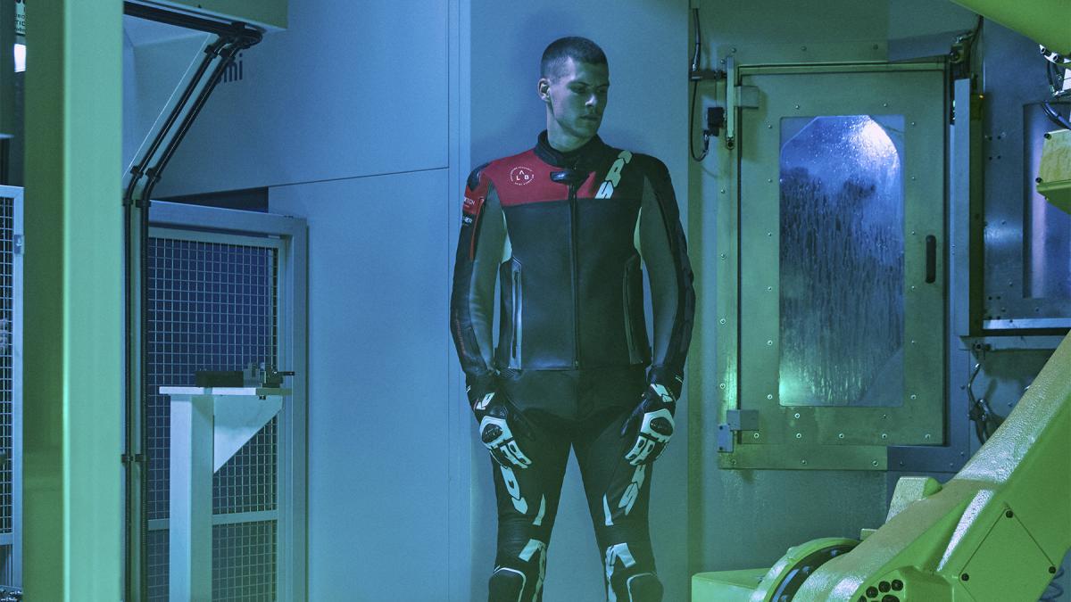 Cuando vas en moto ¿eres de los que buscan protección, estilo o un poco de todo? Tu forma de rodar también puede reflejarse en cómo te equipas