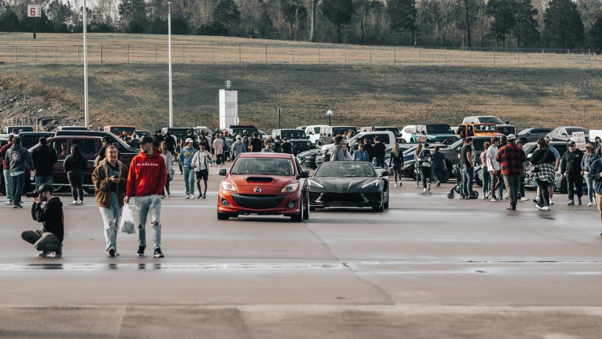 Pide matrimonio a su pareja en una quedada ilegal de vehículos y termina atropellado