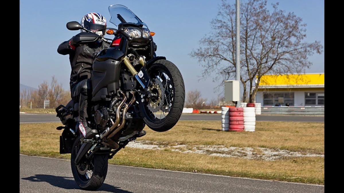 Antes de hacer un caballito con tu moto, aprende a hacerlos bien y asegúrate que no hay gente cerca