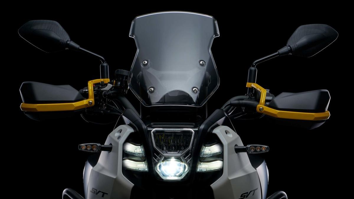 La moto trail A2 con motor en V que falta, la asequible QJ Motor SVT 650/X que ya se vende en Europa