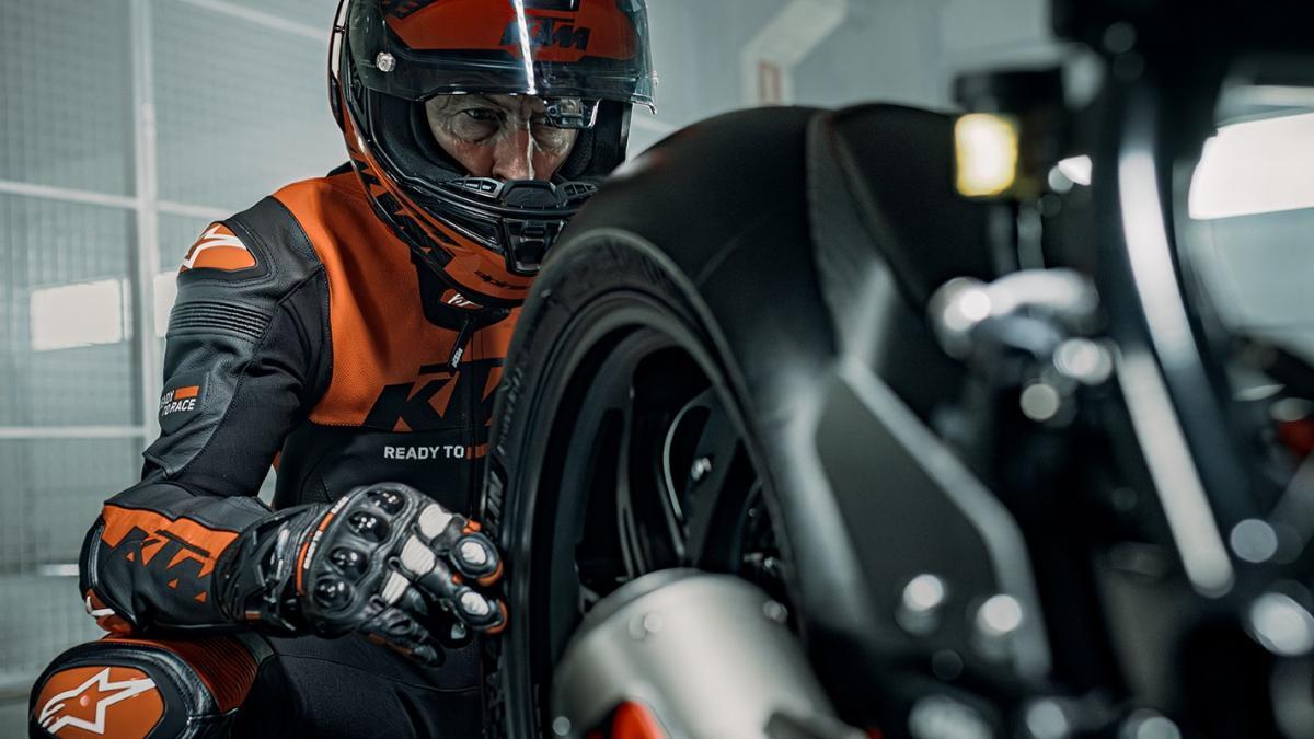 a la venta la moto naked V2 más potente, ligera y cara de la historia de KTM, la 1390 Super Duke RR Track 2026