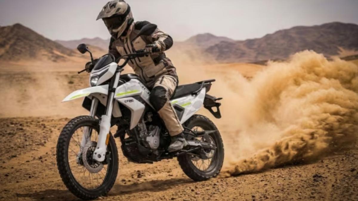 Hay una moto aventurera para el permiso A2, con suspensiones ajustables y llantas de 21” y 18", por menos de 3.000 euros