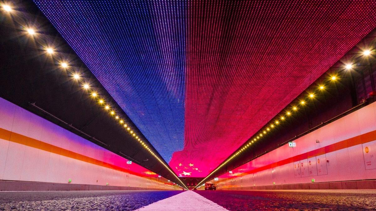 El túnel bajo el agua de 10 km con un espectáculo de luces en el techo ya es un atractivo turístico