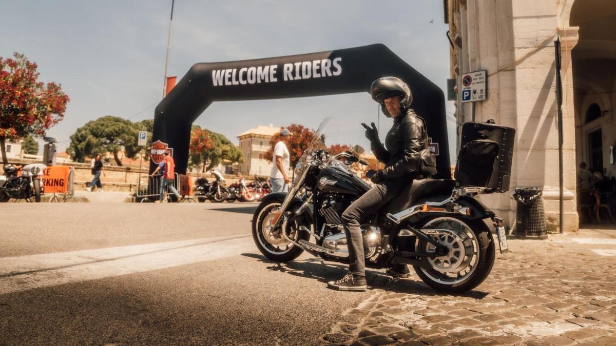¿Buscas el plan definitivo? Ni playa ni montaña, el cuerpo pide carretera: no te pierdas el desembarco masivo de Harley-Davidson en la costa italiana