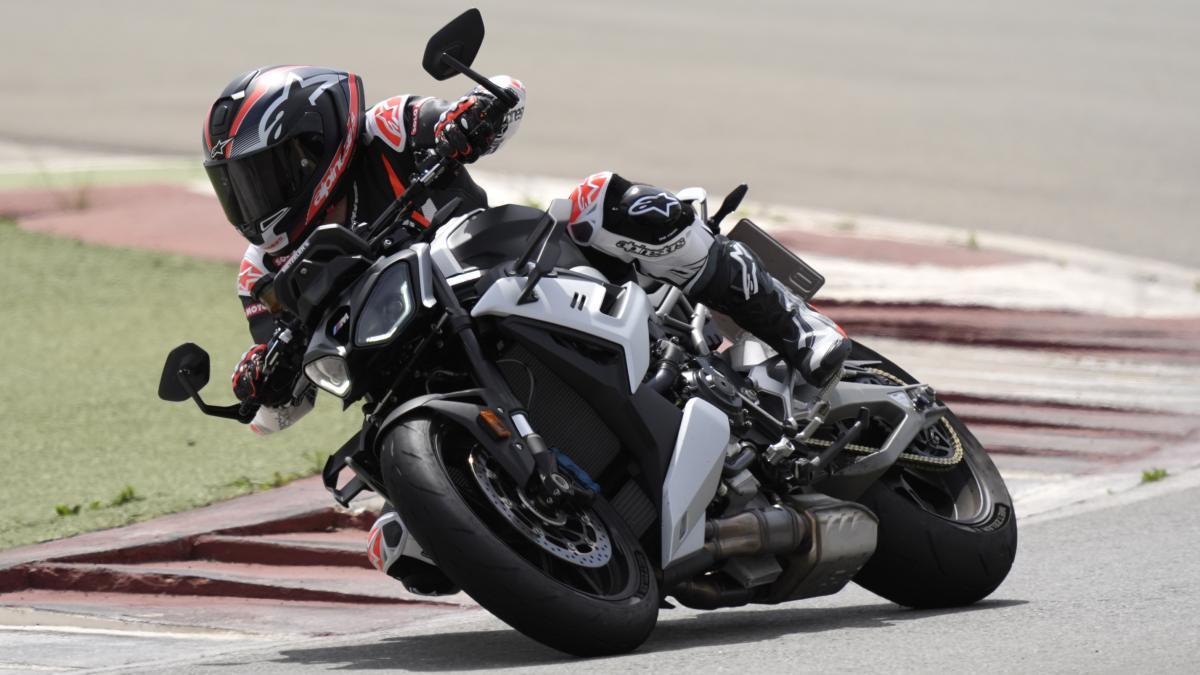 Prueba de los Metzeler Sportec 01 y Sportec 01 RS: Para carretera o para circuito, lo que tú prefieras