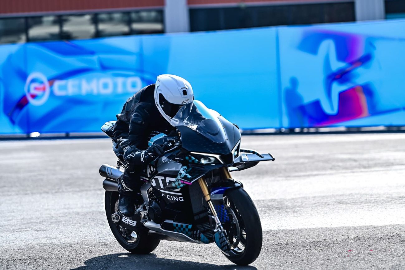 así ruge la V4 SR-RR que quiere destronar a Ducati y Aprilia